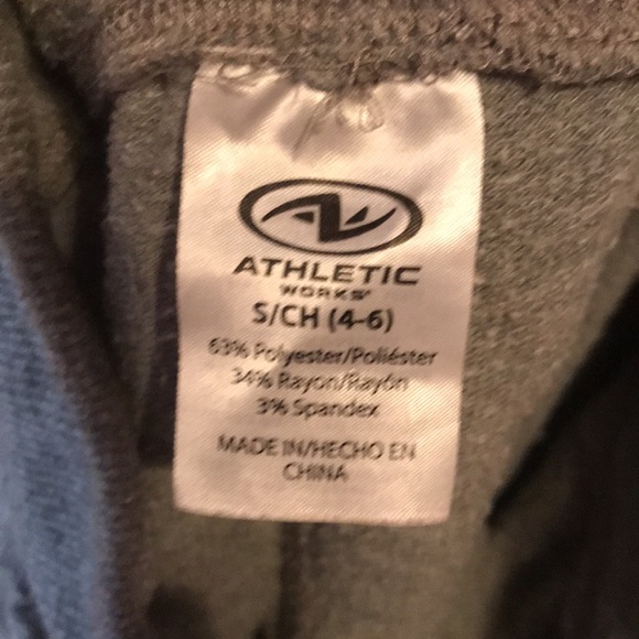 Short shorts - Picture 3 of 3